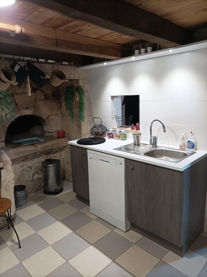 Gite Des Perreyeurs - Maison Troglodyte Avec Vue Sur Loire Montsoreau Exterior photo