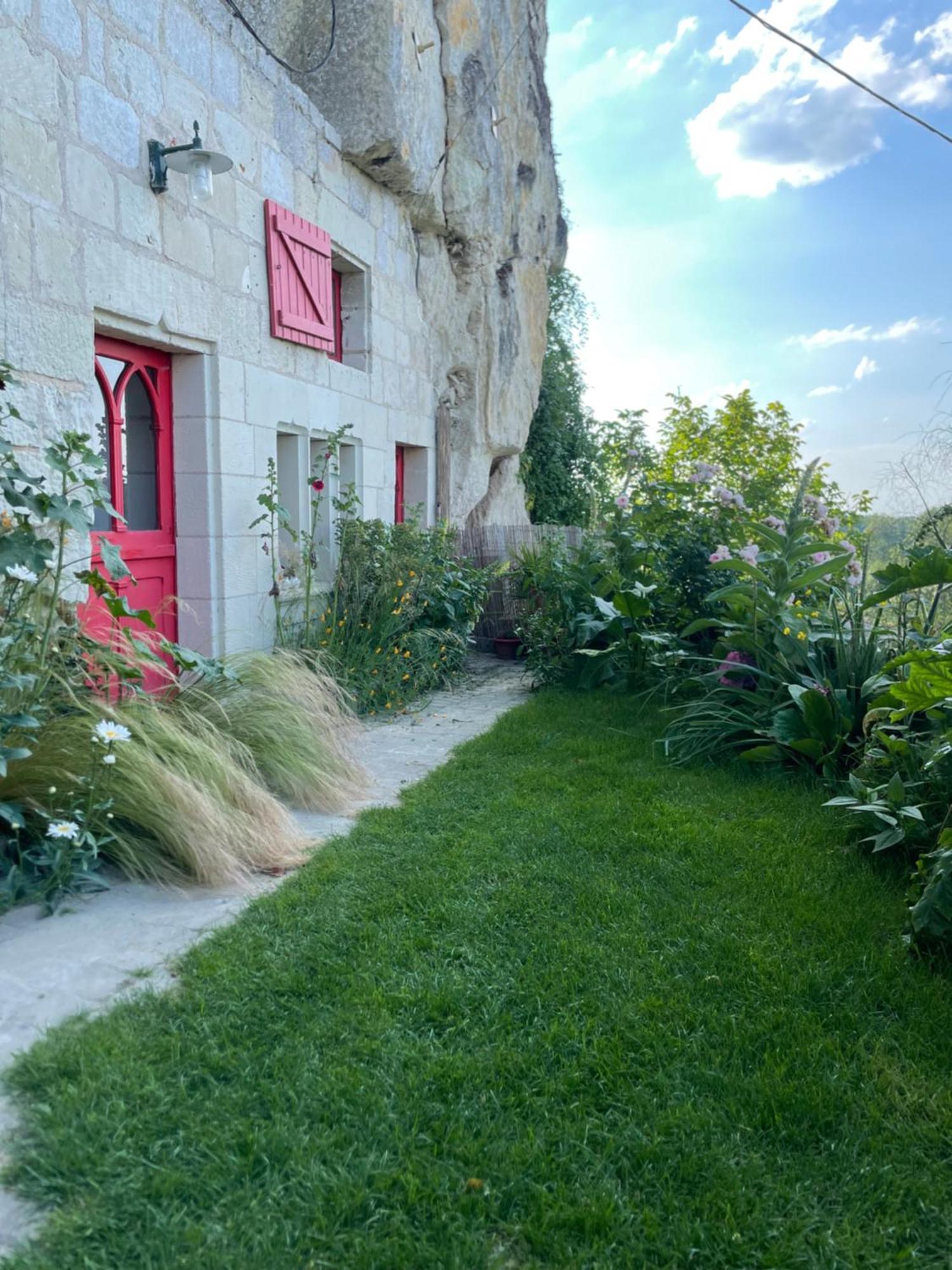 Gite Des Perreyeurs - Maison Troglodyte Avec Vue Sur Loire Montsoreau Exterior photo